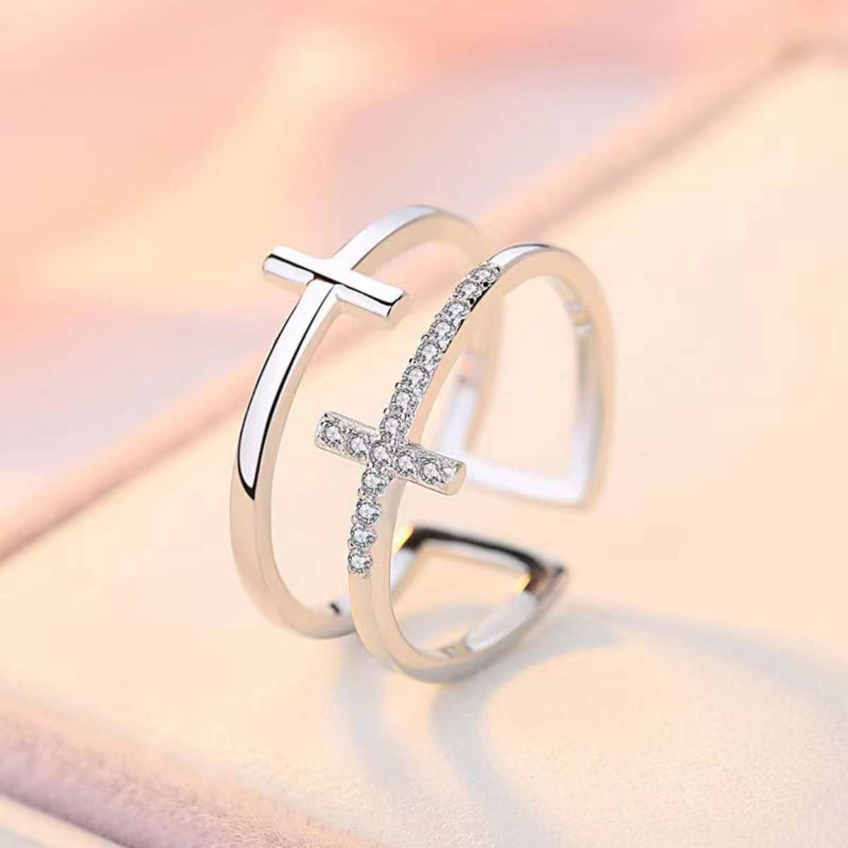 Verstellbarer Kreuz-Ring mit funkelnden Steinen - Liebesketten