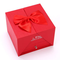 Aufklappbare Rosenbox mit gravierter Halskette