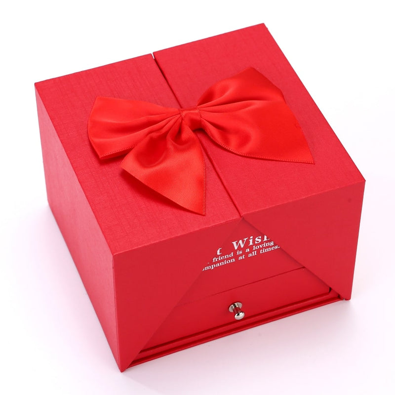 Aufklappbare Rosenbox mit gravierter Halskette