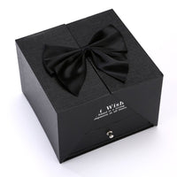 Aufklappbare Rosenbox mit gravierter Halskette