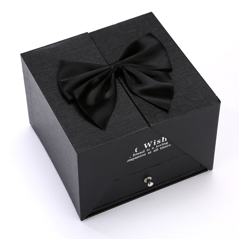 Aufklappbare Rosenbox mit gravierter Halskette