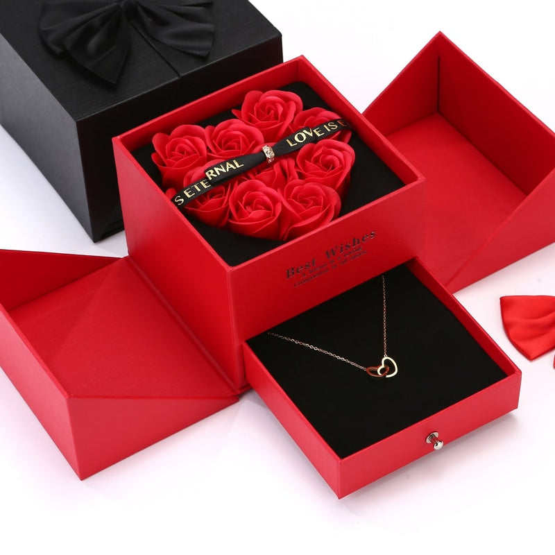 Aufklappbare Rosenbox mit gravierter Halskette