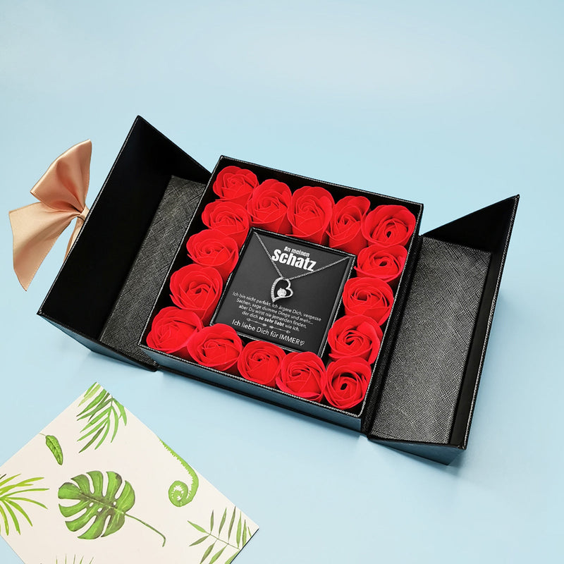 Aufklappbare Rosenbox mit Herz-Halskette und Karte