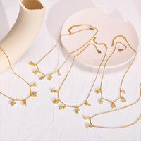 Buchstaben-Choker mit funkelnden Steinen und Initialen