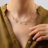 Buchstaben-Choker mit funkelnden Steinen und Initialen
