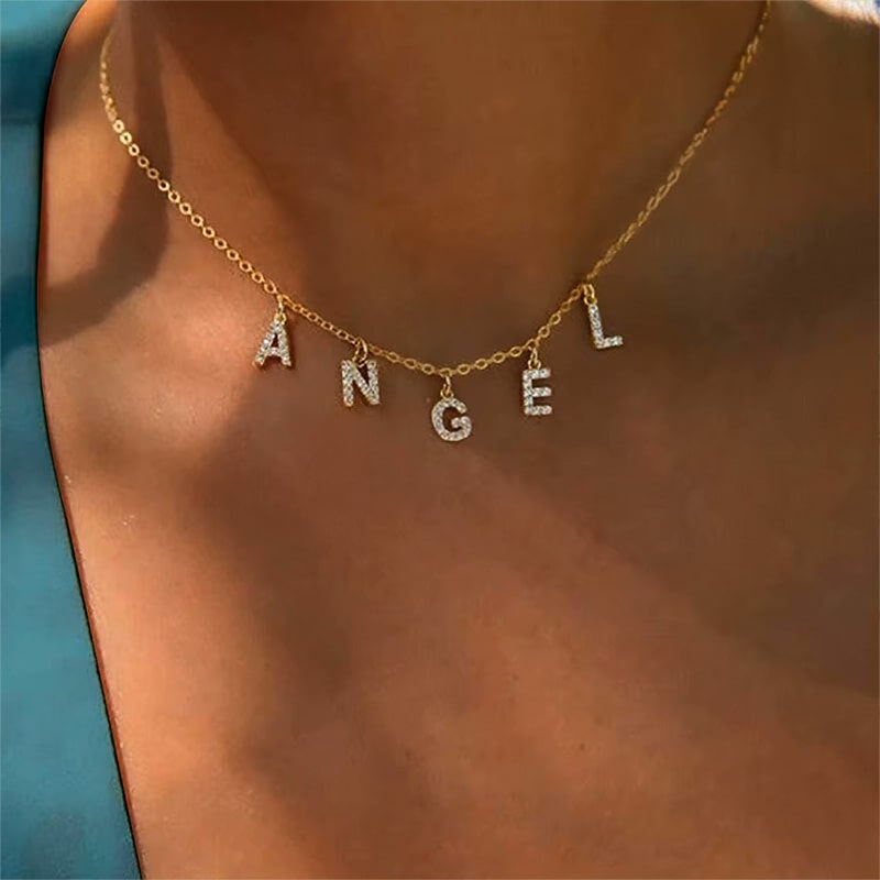Buchstaben-Choker mit funkelnden Steinen und Initialen