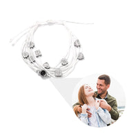 Fotoarmband mit kleinen Liebesanhängern am Band