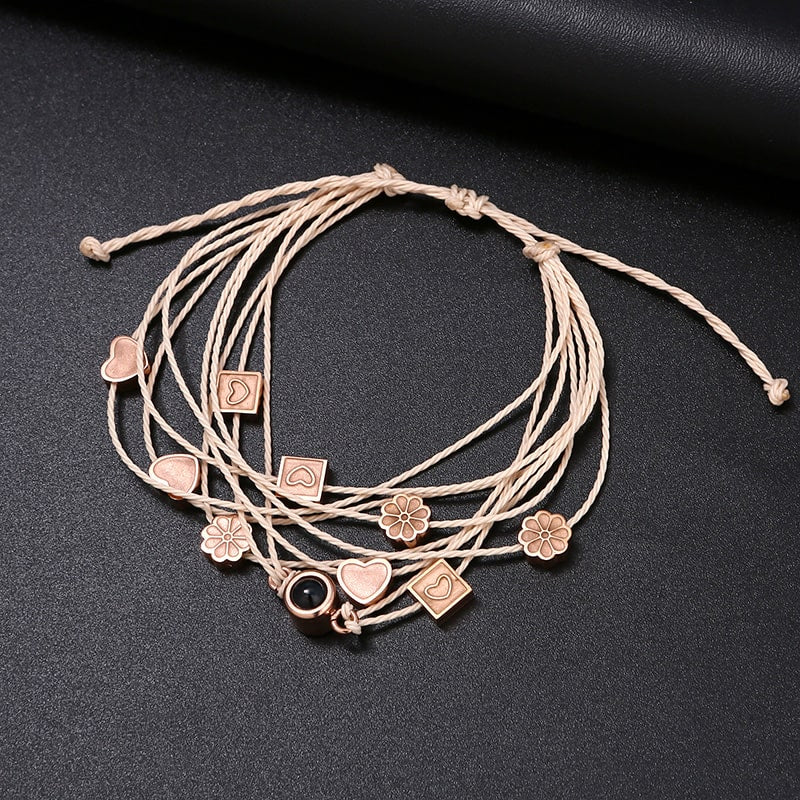 Fotoarmband mit kleinen Liebesanhängern am Band - Liebesketten
