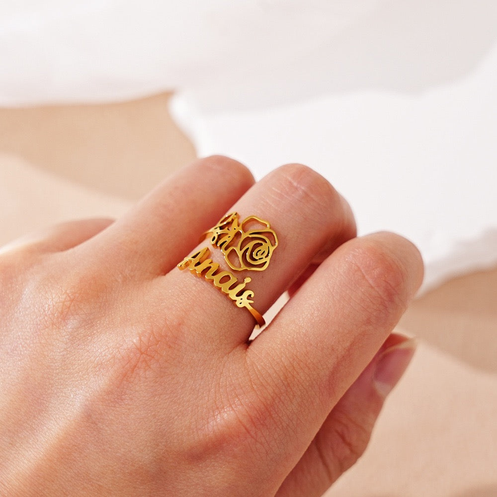 Geburtsblumen-Ring mit Name und feiner Blütengravur - Liebesketten