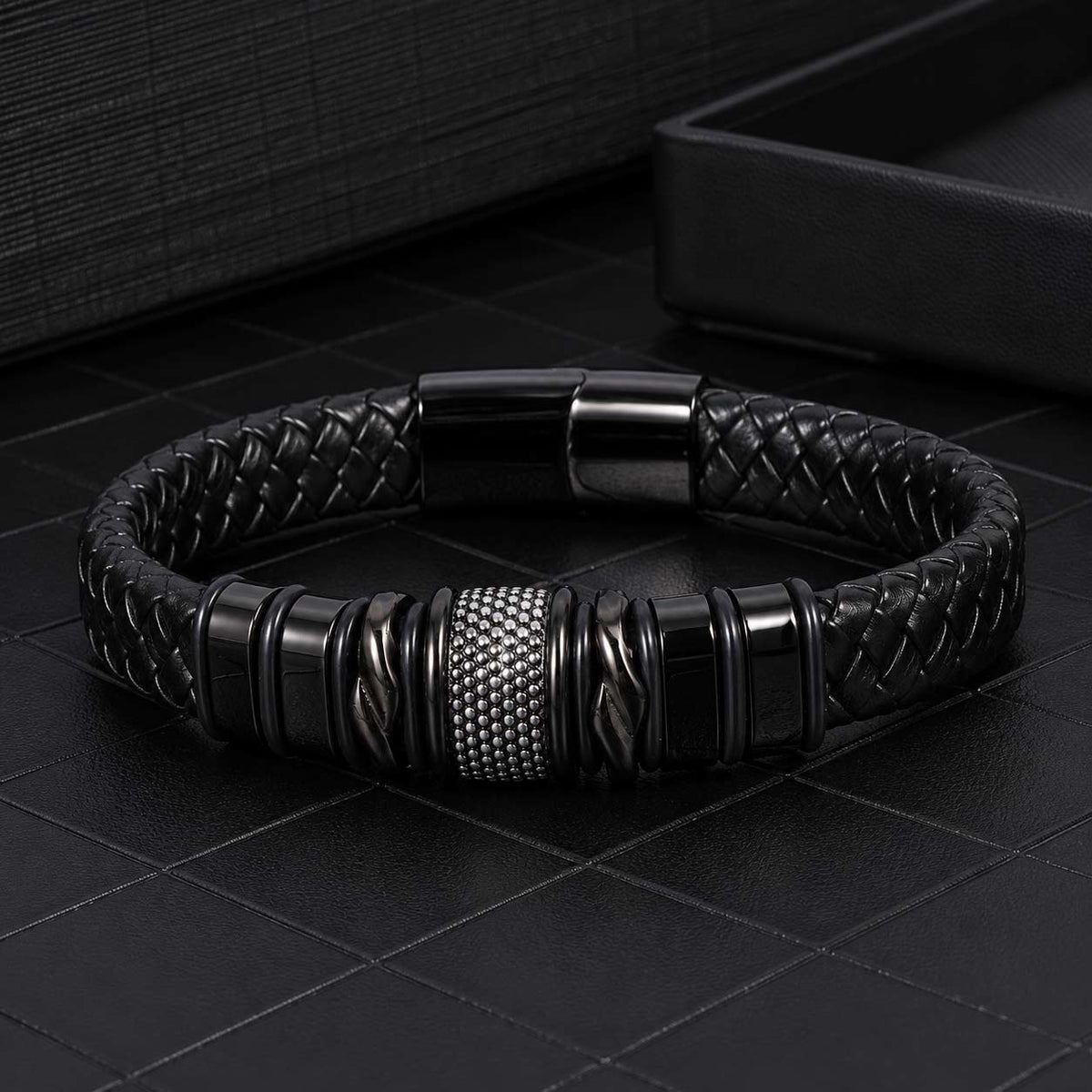Herren-Armband mit gravierten Namensbeads aus Leder - Liebesketten