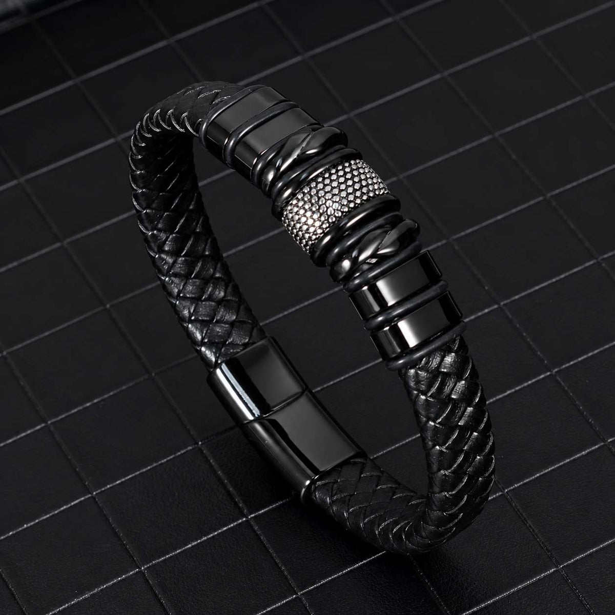 Herren-Armband mit gravierten Namensbeads aus Leder - Liebesketten