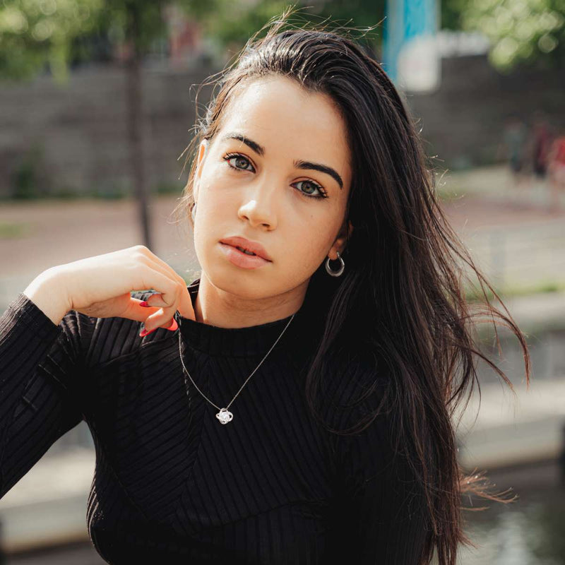 Knoten-Halskette mit Karte an die Tochter von Papa