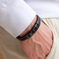 Lederarmband mit gravierten Namensbeads für ihn