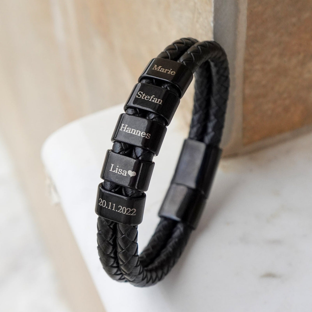 Lederarmband mit gravierten Namensbeads für ihn - Liebesketten