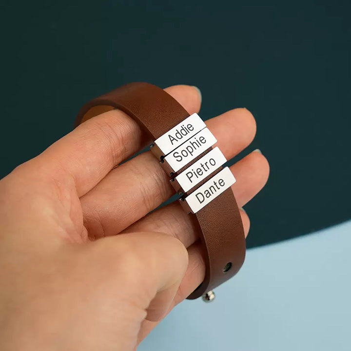 Lederarmband mit gravierten Plättchen für ihn