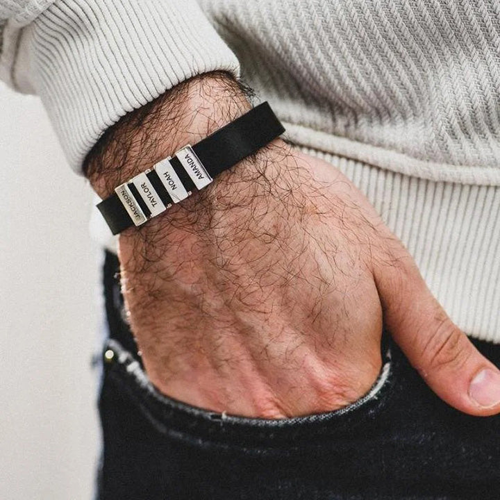 Lederarmband mit gravierten Plättchen für ihn