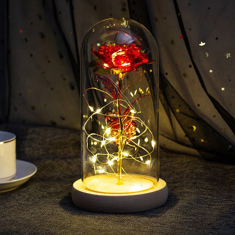 Leuchtende Rose unter Glas mit feiner Lichterkette