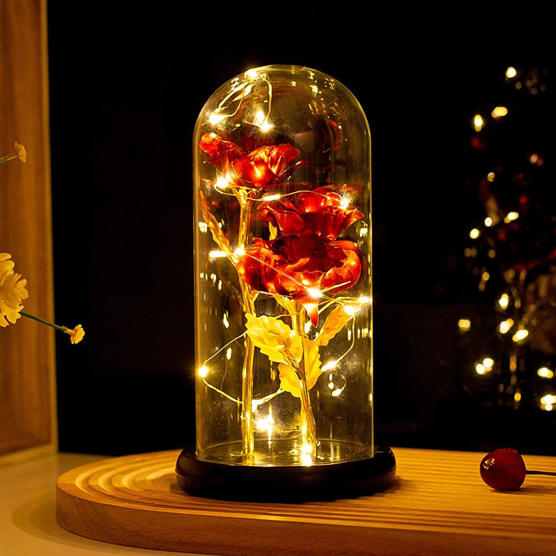 Leuchtende Rose unter Glas mit feiner Lichterkette - Liebesketten