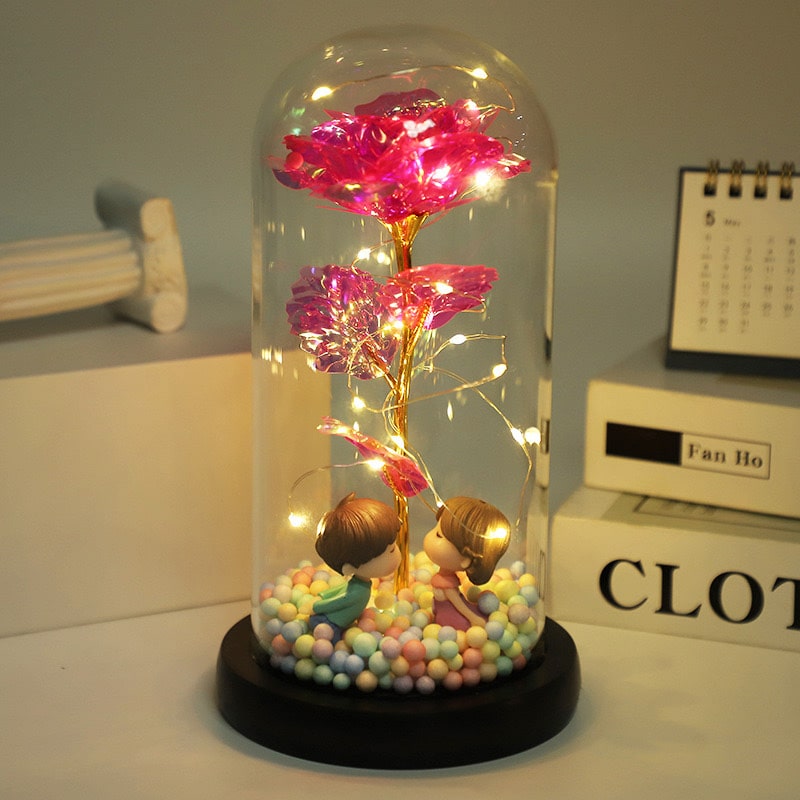 Leuchtende Rose unter Glas mit feiner Lichterkette