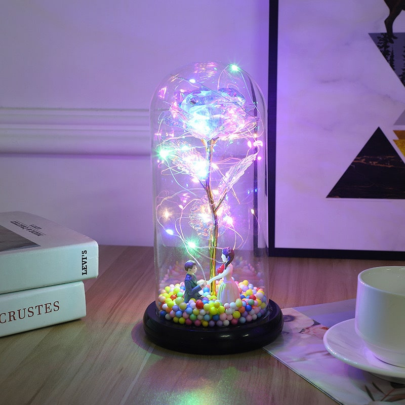 Leuchtende Rose unter Glas mit feiner Lichterkette - Liebesketten