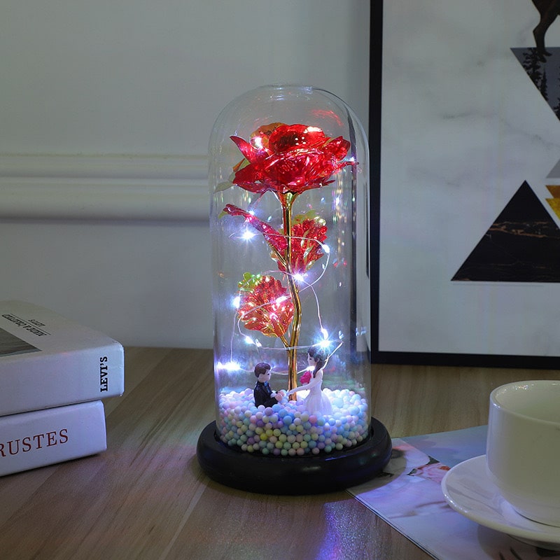 Leuchtende Rose unter Glas mit feiner Lichterkette - Liebesketten