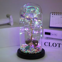Leuchtende Rose unter Glas mit feiner Lichterkette