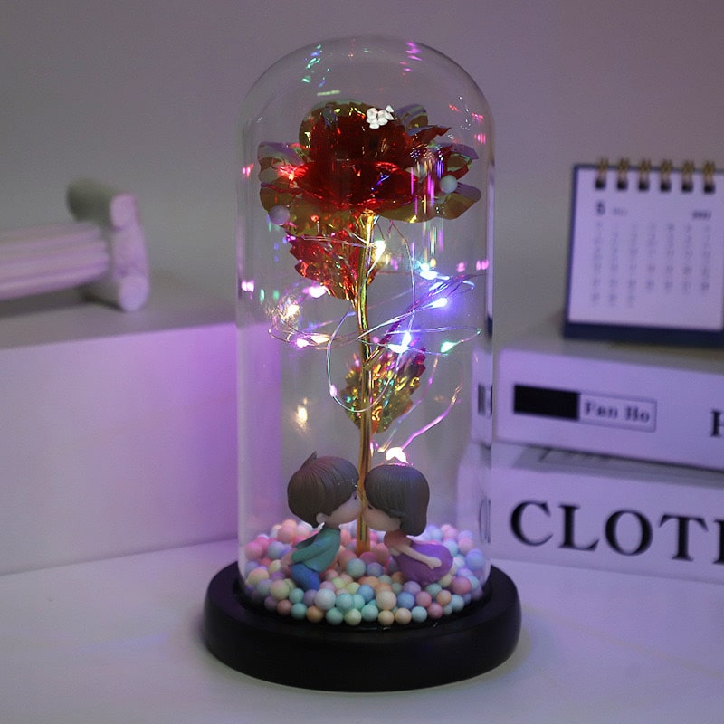 Leuchtende Rose unter Glas mit feiner Lichterkette