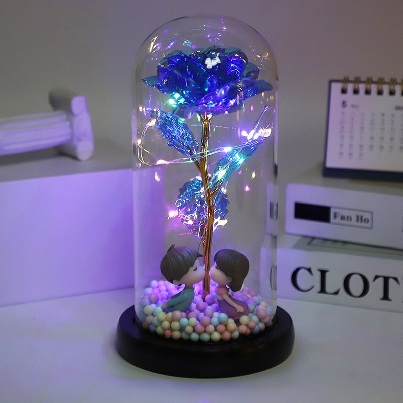 Leuchtende Rose unter Glas mit feiner Lichterkette - Liebesketten