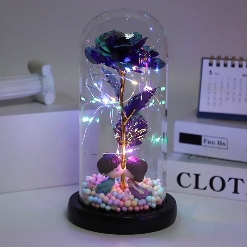 Leuchtende Rose unter Glas mit feiner Lichterkette - Liebesketten