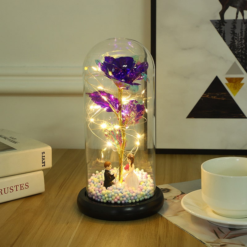 Leuchtende Rose unter Glas mit feiner Lichterkette - Liebesketten