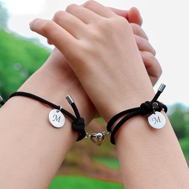 Magnetische Partnerarmbänder mit Initialen im Zweierset - Liebesketten