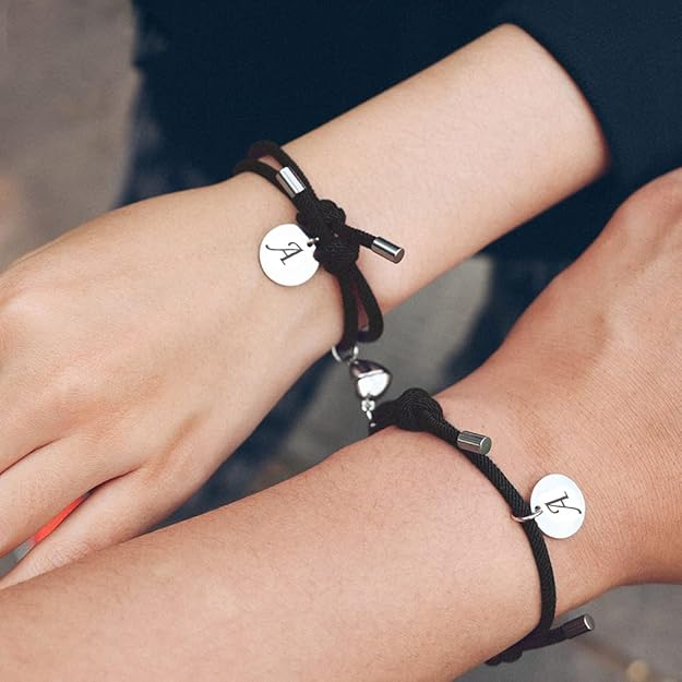 Magnetische Partnerarmbänder mit Initialen im Zweierset - Liebesketten