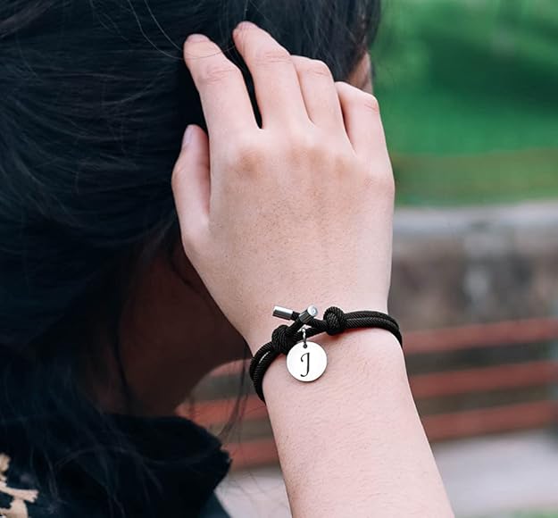 Magnetische Partnerarmbänder mit Initialen im Zweierset
