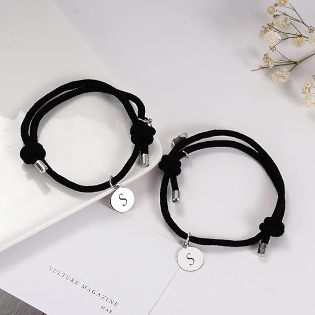Magnetische Partnerarmbänder mit Initialen im Zweierset - Liebesketten