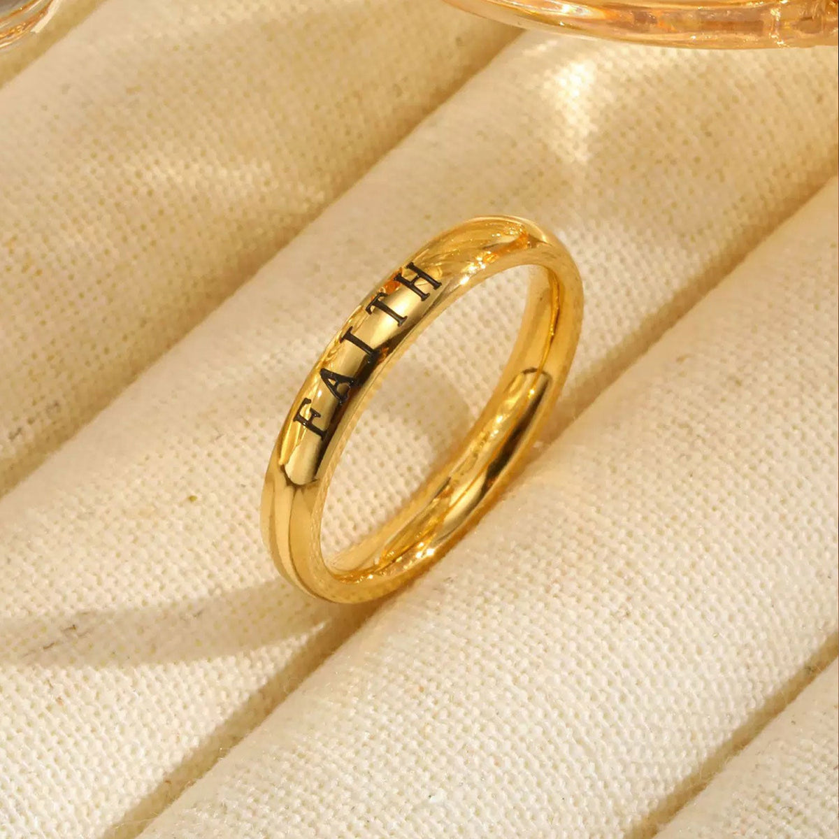 Personalisierter Ring mit Namensgravur am Band - Liebesketten