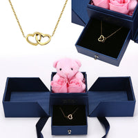 Rosenbär-Box mit gravierter Halskette und Rosen