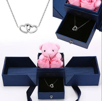 Rosenbär-Box mit gravierter Halskette und Rosen