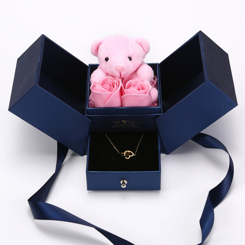 Rosenbär-Box mit gravierter Halskette und Rosen