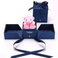 Rosenbär-Box mit gravierter Halskette und Rosen