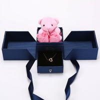 Rosenbär-Box mit gravierter Halskette und Rosen
