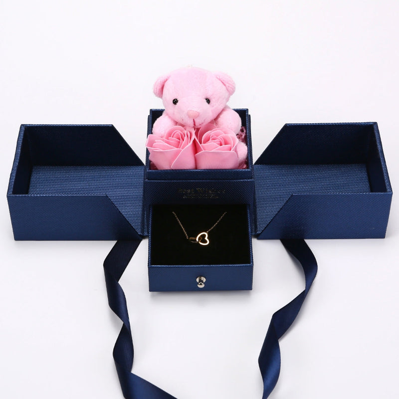 Rosenbär-Box mit gravierter Halskette und Rosen