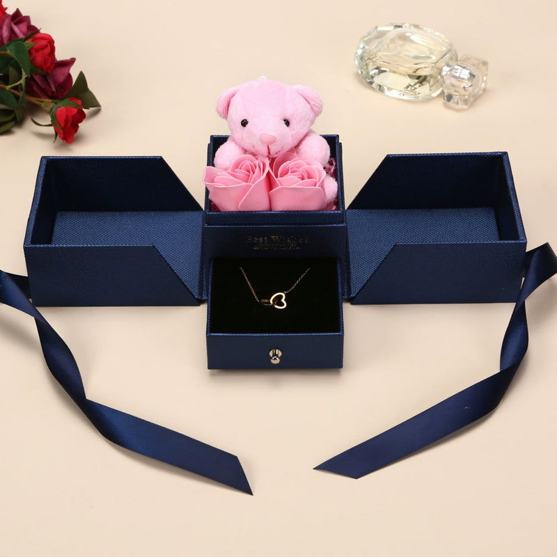Rosenbär-Box mit gravierter Halskette und Rosen