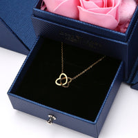 Rosenbär-Box mit gravierter Halskette und Rosen