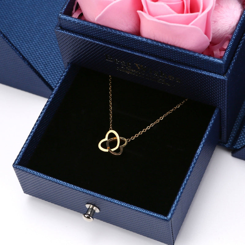 Rosenbär-Box mit gravierter Halskette und Rosen