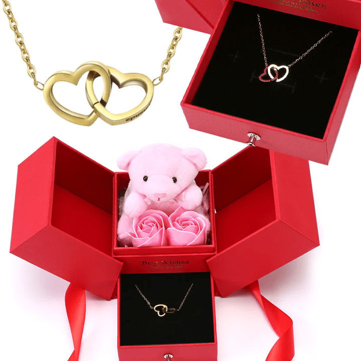 Rosenbär-Box mit gravierter Halskette und Rosen