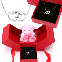 Rosenbär-Box mit gravierter Halskette und Rosen