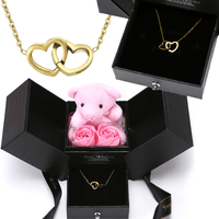 Rosenbär-Box mit gravierter Halskette und Rosen