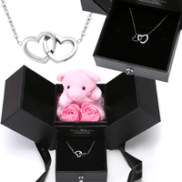 Rosenbär-Box mit gravierter Halskette und Rosen