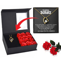 Rosenbox mit Notiz und funkelnder Herz-Halskette