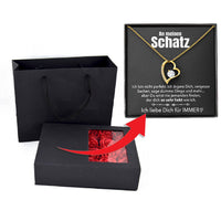 Rosenbox mit Notiz und funkelnder Herz-Halskette